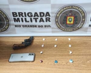 Homem resiste à abordagem policial e é preso com arma e drogas em Osório