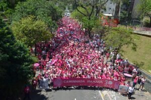 Caminhada-das-Vitoriosas-1536x1017-1-300x199 Caminhada das Vitoriosas reúne mais de 4 mil mulheres em Porto Alegre