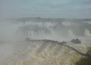 Imagem-do-WhatsApp-de-2023-10-29-as-08.52.32_7b1170fe-1140x815-1-300x214 Alterações nas visitas às Cataratas do Iguaçu, devido à Vazão 9 vezes maior do que a normal