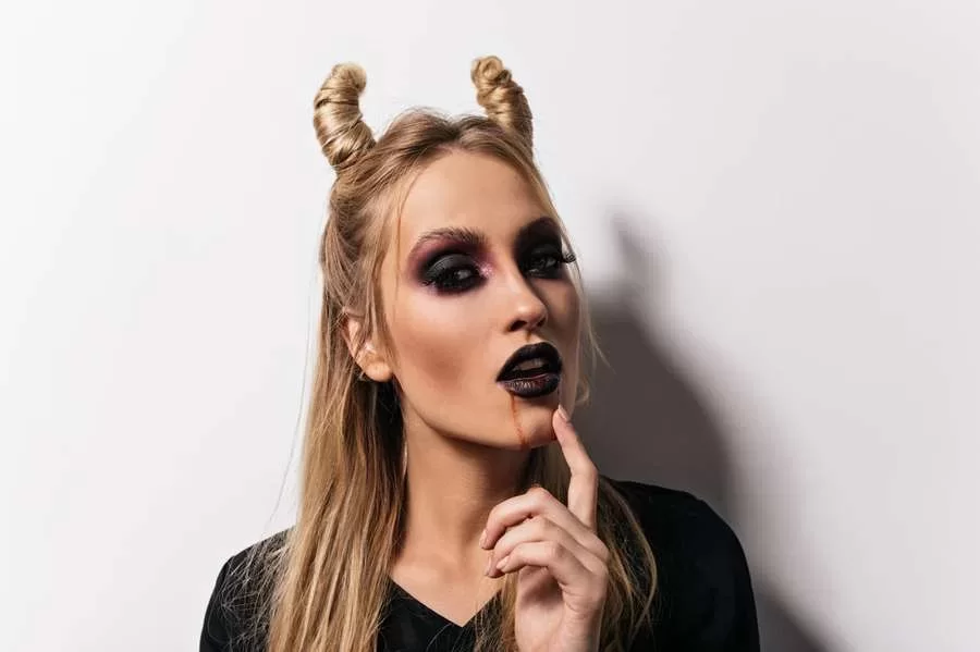 close-up-shot-beautiful-vampire-indoor-photo-lady-with-scary-makeup-posing-halloween Veja como se preparar para as Festas de Halloween gastando pouco