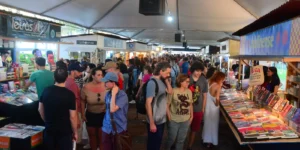 Feira do Livro tem movimento intenso em domingo de sol e calor em Porto Alegre