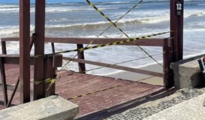 Ressaca do mar danifica calçadão da orla de Capão da Canoa