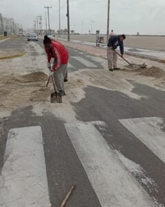 Nesta manhã de segunda-feira (06), a Prefeitura de Capão da Canoa está realizando a Limpeza da beira-mar (calçadão e dunas), avenidas centrais e Centro