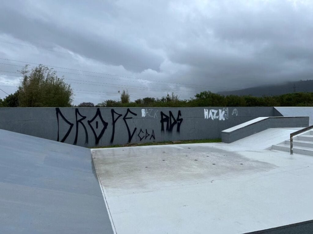399115290_6527976627300676_5179889162820111935_n-1024x768 ANTES MESMO DE ENTREGA DA OBRA, PISTA DE SKATE EM OSÓRIO É PICHADA