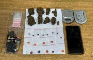 Adolescente tenta se esconder e é apreendido pela BM com drogas e munição em Osório