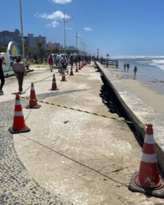 Forte ressaca no mar ocasionou diversos estragos ao longo do calçadão em Capão da Canoa