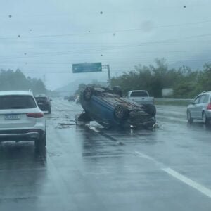 VEÍCULO CAPOTA NA FREEWAY EM OSÓRIO