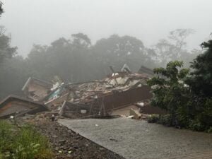 Prédio desaba em Gramado após cidade apresentar rachaduras no solo