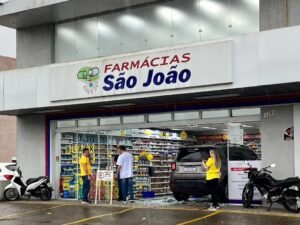 MULHER PERDE CONTROLE DO VEÍCULO E INVADE FARMÁCIA EM OSÓRIO