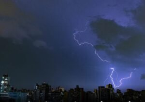 Fotógrafo amador registra raio no formato do mapa do Brasil