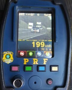 PRF flagra motorista dirigindo a 199 km/h na Freeway