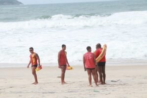 Bombeiros do Rio realizam busca por adolescente desaparecido no mar em dia de ressaca