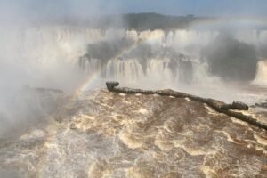 Um dia após ser liberada, passarela das Cataratas do Iguaçu volta a ser fechada para turistas