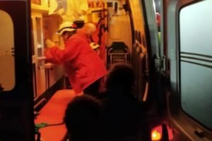 Barco de pesca vira e três tripulantes são resgatados após quatro horas em Lagoa no Litoral Norte