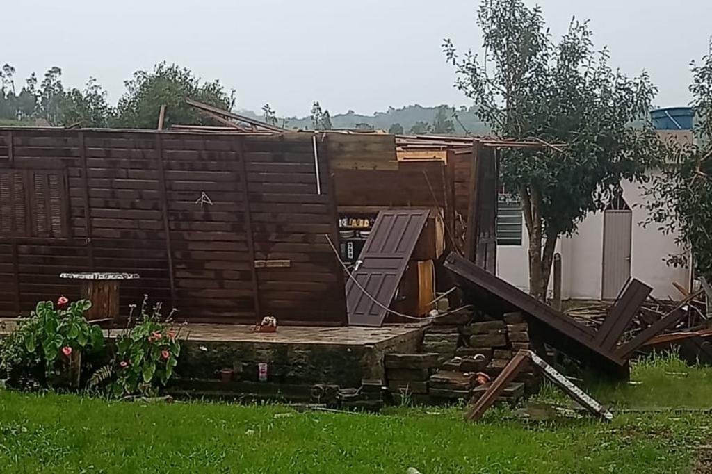 4859938_d02defe10279268-1 Mais de cem casas são destelhadas por Tempestade e Vento forte em Santo Antônio da Patrulha