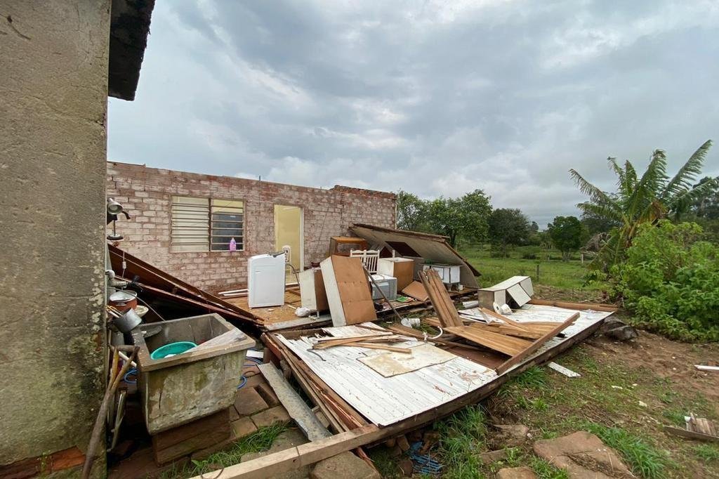 4860192_efce06c8bce0493 Mais de cem casas são destelhadas por Tempestade e Vento forte em Santo Antônio da Patrulha