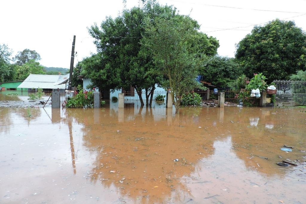 4865519_b5555d591b174f7 Temporal provocou prejuízos em 145 municípios do RS; alerta permanece em razão de Nível Elevado de Rios