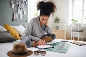 5 em cada 10 brasileiros têm viagens como prioridade financeira