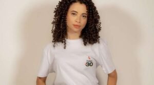 Conheça a osoriense que criou absorvente ecológico de R$ 0,02 e agora estuda em Stanford