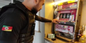 Casal dono de 100 casas de jogos de azar no RS é alvo de operação. Uma prisão ocorreu em Tramandaí