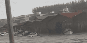 Vídeo: Tsunami meteorológico arrasta carros e assusta população em Laguna