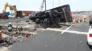 Caminhão e motocicleta tombam nas obras da Freeway, em Porto Alegre