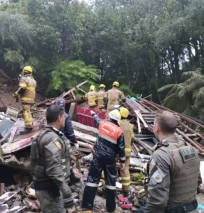 Residência desaba em Gramado e Moradores ficam Soterrados