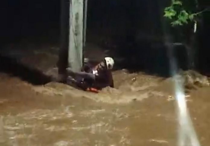 WhatsApp-Image-2023-11-18-at-23.15.52-696x485-1 Bombeiros são resgatados após caírem na água durante salvamento, em Roca Sales