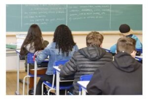 Estudantes do Ensino Médio terão poupança para permanecer na escola