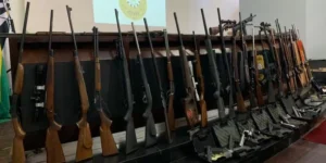 Polícia Civil apreende 125 armas de colecionador investigado por municiar facção em Porto Alegre