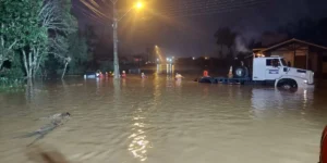 Duas mulheres morrem em SC após carro invadir rua alagada e ser arrastado por enchente