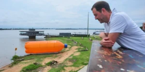 Garrafa pet gigante chama atenção no Trecho 1 da Orla do Gasômetro