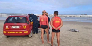 Três jovens caem em buraco e se afogam na praia de Tramandaí