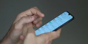 WhatsAppite: como identificar e tratar a Tendinite causada pelo uso excessivo de celular