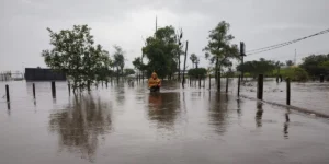 Cheia do Rio Gravataí obriga moradores deixarem residências em Alvorada e Cachoeirinha