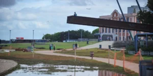 Três comportas do Cais Mauá serão reabertas após recuo do Guaíba, em Porto Alegre