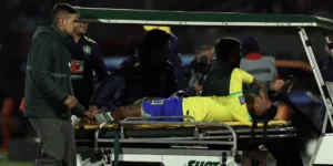Neymar é operado em Belo Horizonte e deve voltar aos gramados daqui a dez meses