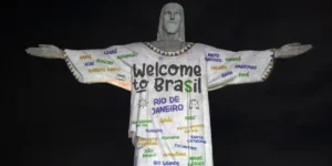 Cristo Redentor recebe Taylor Swift de braços abertos
