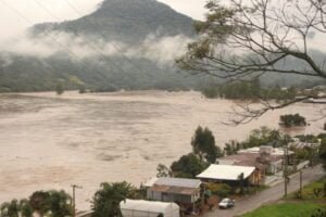 Muçum sofre com nova enchente e volta a ficar sem energia elétrica e contato telefônico