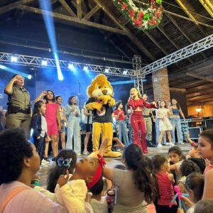 Cantora Luiza Barbosa, Leão Dare e instrutores do Proerd encantam público na cerimônia de inauguração do Natal dos Bons Ventos