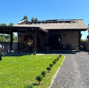 RESIDÊNCIA EM OSÓRIO É CONSUMIDA PELO FOGO APÓS RECEBER DESCARGA ELÉTRICA DE UM RAIO