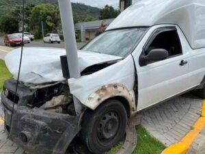 APÓS COLISÃO VEÍCULO ATINGE POSTE NO CENTRO DE OSÓRIO