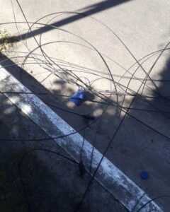 MOTOCICLISTA CAI EM RAZÃO DE FIO DE INTERNET EM OSÓRIO