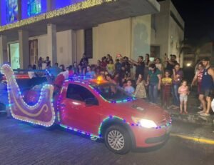 TRENÓ ILUMINADO DO PAPAI NOEL ESTÁ PERCORRENDO A CIDADE DE OSÓRIO