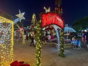 Natal, Ondas de Luz: Primeira noite de espetáculos reúne centenas de pessoas na Praça Leonel Pereira 🎄🥳