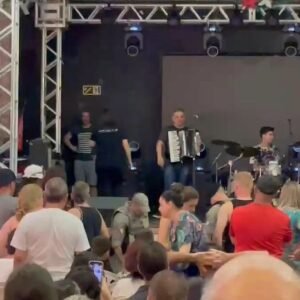 HOMEM INVADE PALCO DURANTE FESTA DE ANIVERSÁRIO DE OSÓRIO. FOI NECESSÁRIO AÇÃO DA BRIGADA MILITAR