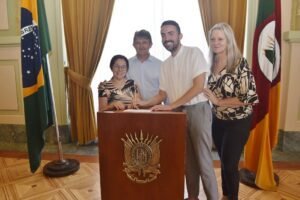 O Prefeito de Capão da Canoa esteve em POA nesta sexta-feira (22), onde celebraram um convênio com o Governo do RS pelo Programa Avançar no SUAS RS