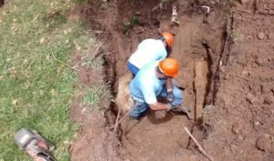Equipe da Corsan repara rompimento de tubulação para normalizar abastecimento nos bairros Laranjeiras e Tombadouro em Osório