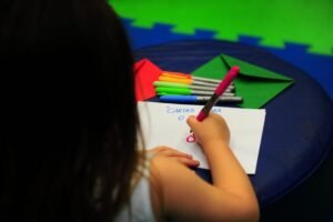 Em Cartas ao Papai Noel, Estudantes de Caxias pedem ajuda a afetados pelas enchentes e brinquedos para crianças carentes