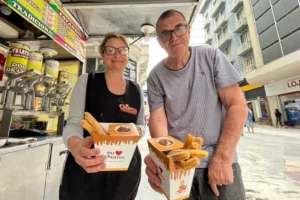 Famoso em Porto Alegre, Tio Jora se muda para Capão da Canoa para vender churros durante o verão